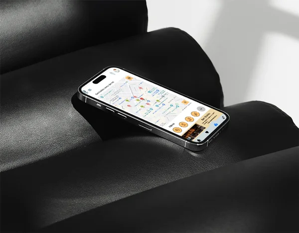 fotografía de un sillón negro con un móvil encima con la aplicación de localiza un baño